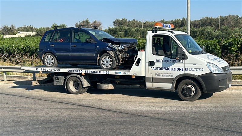 Con l'auto contro il guardrail, due donne illese 