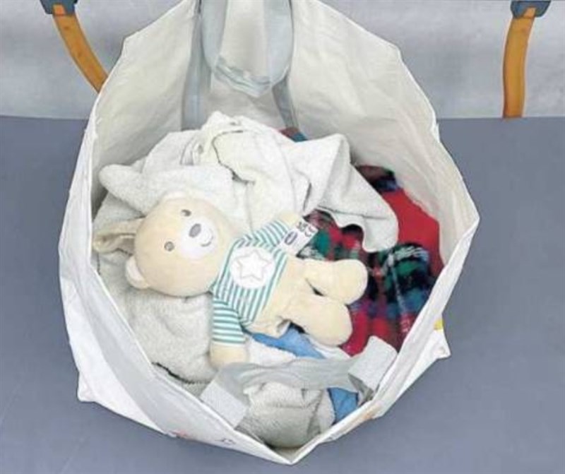 Il fagotto dove il neonato era stato lasciato Il fagotto dove il neonato era stato lasciato