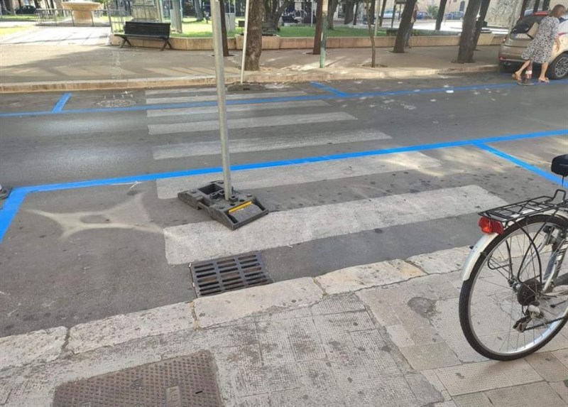 Strisce blu ovunque Strisce blu ovunque