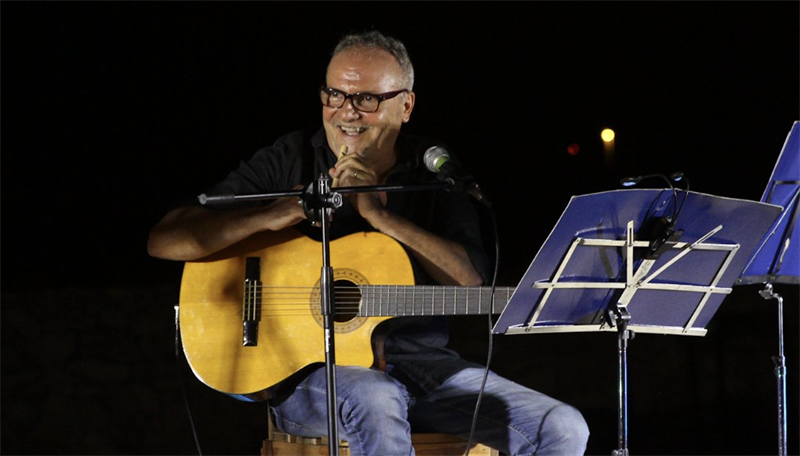 Il cantastorie manduriano Gianni Vico vince il “Premio per la musica” a Mantova