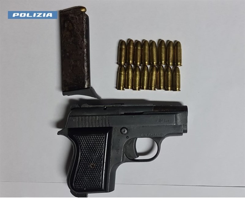 La pistola sequestrata La pistola sequestrata