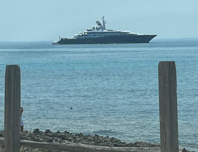 Il mega yacht Al Mirqab a Torre Colimena Il mega yacht Al Mirqab a Torre Colimena