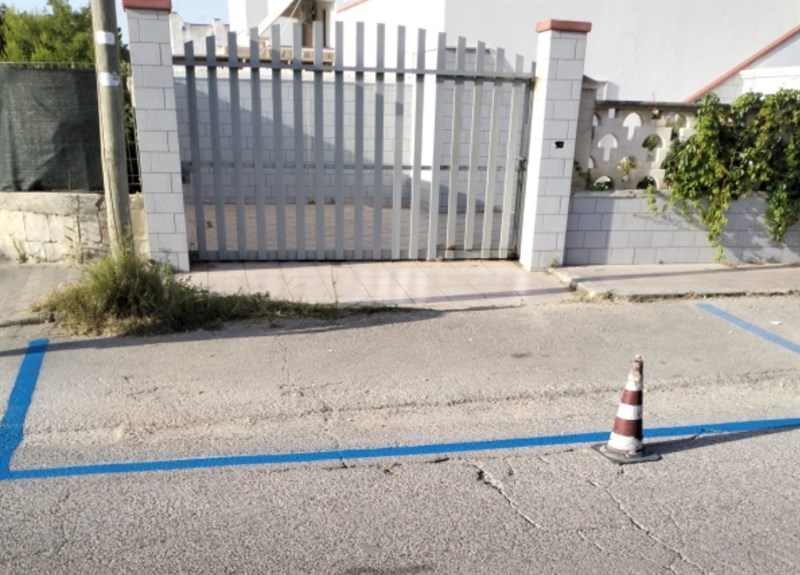Strisce blu davanti ad un cancello Strisce blu davanti ad un cancello