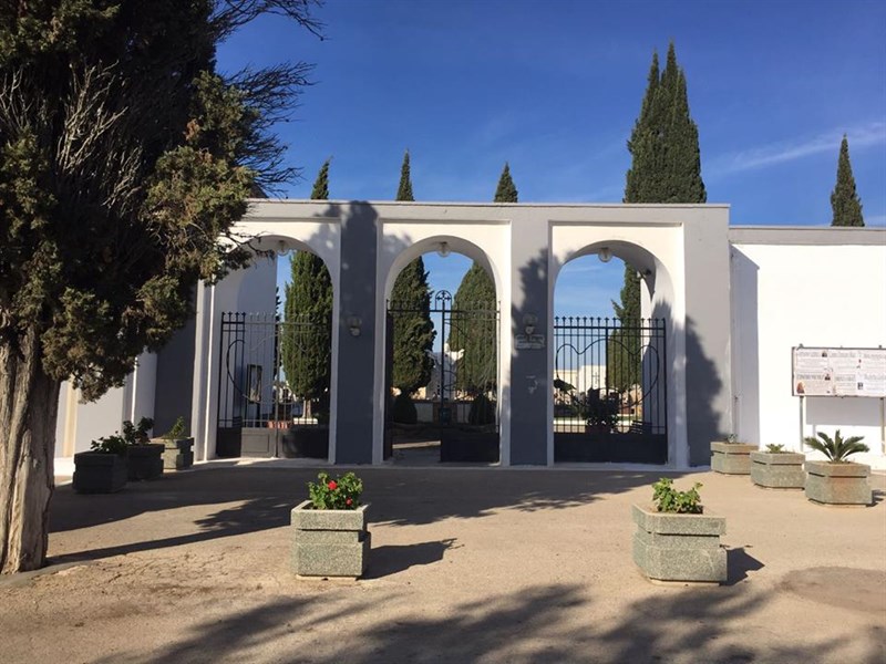 L'ingresso del cimitero di Avetrana L'ingresso del cimitero di Avetrana