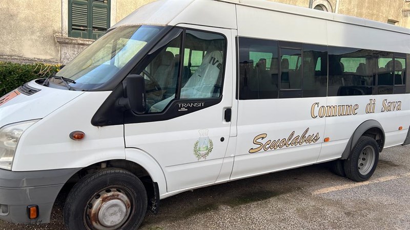 Lo scuolabus fermo e "assicurato"