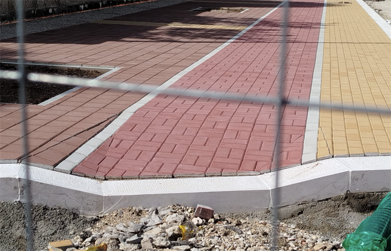 Il nuovo viale bocciato dall’architetto Filotico: “nemmeno nel Burundi così”
