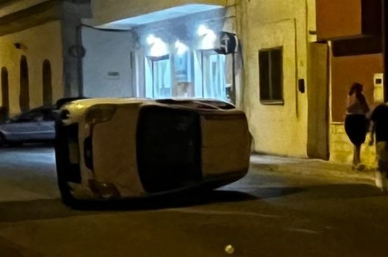 L'auto girata su un fianco L'auto girata su un fianco