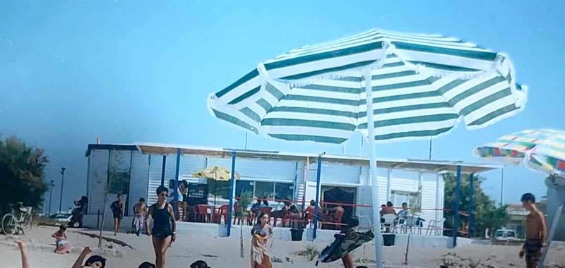 Ex chiosco bar sulla rotonda di San Pietro in Bevagna, marina di Manduria (foto anni Ottanta)