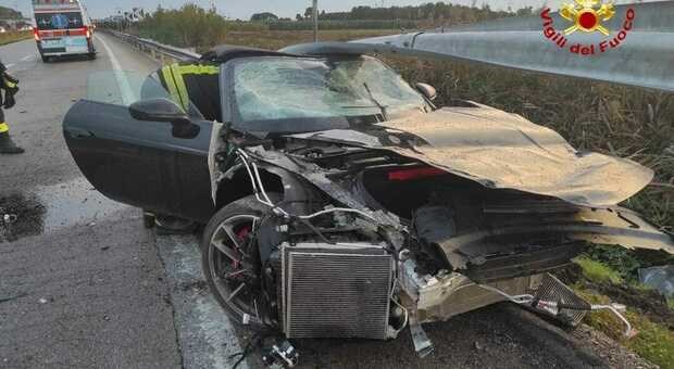 Porsche Carrera distrutta, conducente ferito non gravemente