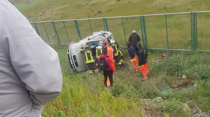 Con l'auto giù dal cavalcavia, ferite lievi per il conducente
