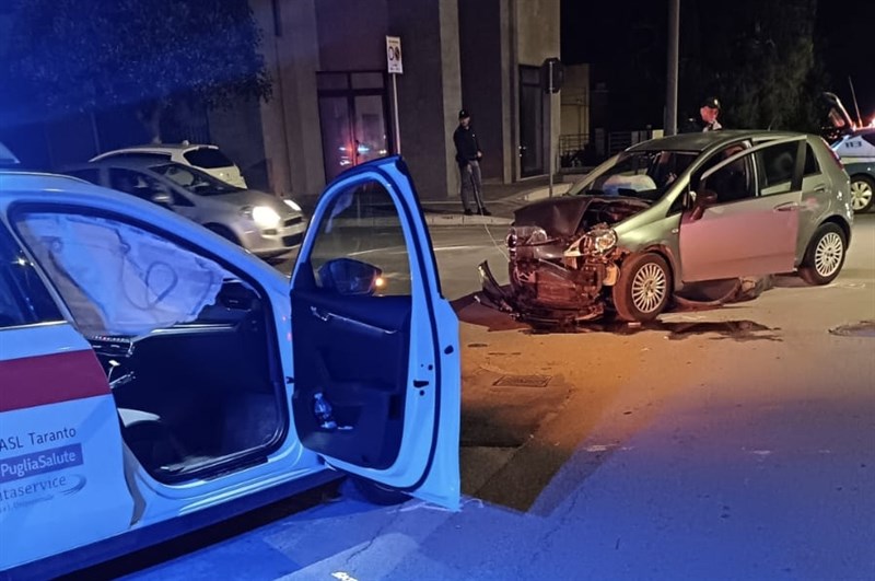 Scontro con l’automedica del 118, in quattro all’ospedale