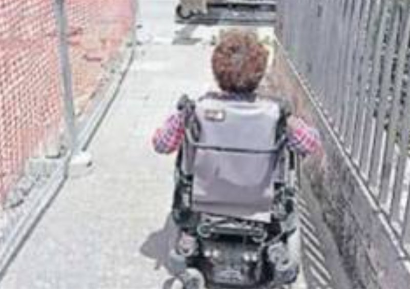 Disabile bloccata in casa chiama i carabinieri che fanno realizzare uno scivolo sul viale in costruzione