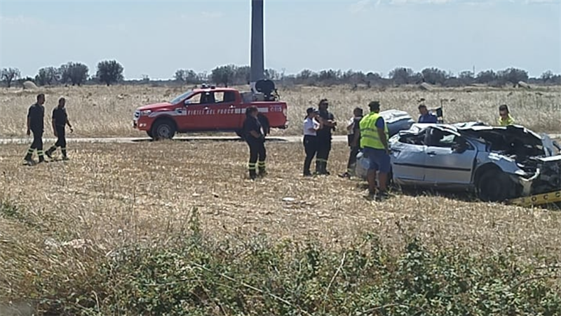 Auto fuori strada, giovane coppia grave in ospedale 