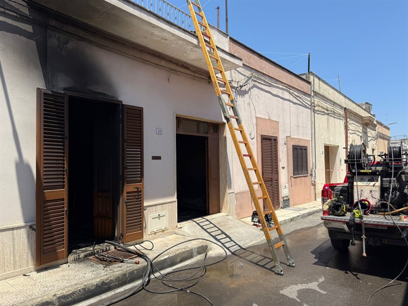 Incendio in casa, muore un anziano che viveva solo