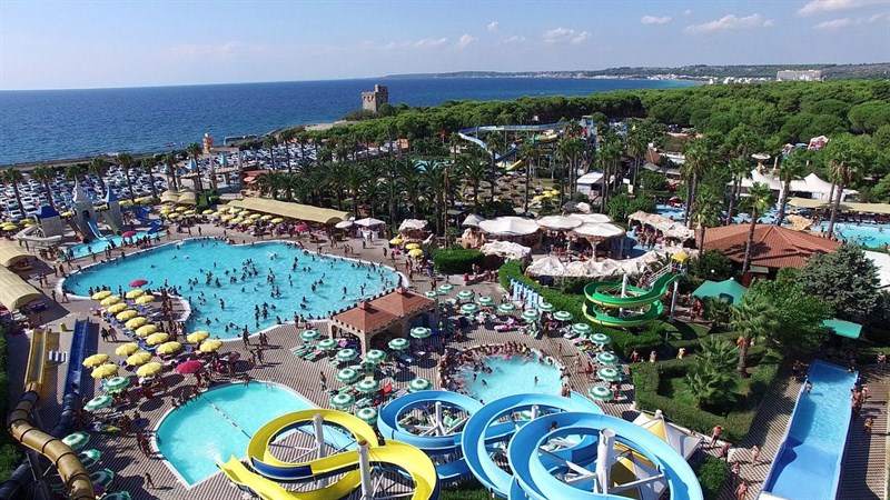 "Clinicamente morto" il bimbo di 7 anni annegato nella piscina dell'acquapark 