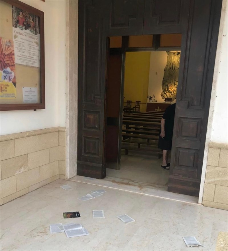 Riviste della "concorrenza" gettate all'ingresso della chiesa e la rabbia del parroco 