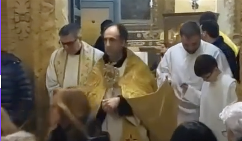 Parte il corteo ma il santo resta in chiesa e la rete impazzisce: “naaa sa l’ane riscurdatu" IL VIDEO