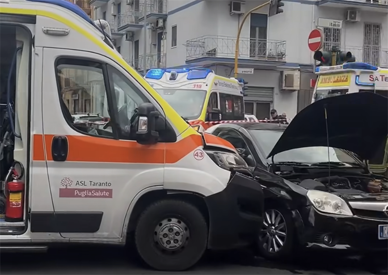 Scontro ambulanza auto Scontro ambulanza auto