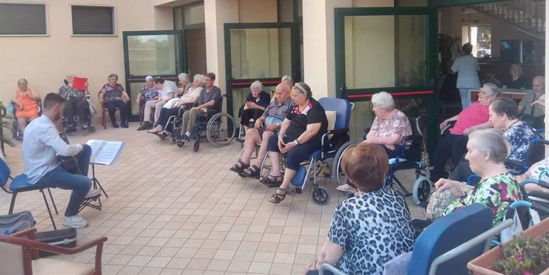 L'esibizione nella Rsa L'esibizione nella Rsa