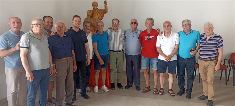 Foto di gruppo ex allievi della scuola Arti e mestieri Foto di gruppo ex allievi della scuola Arti e mestieri