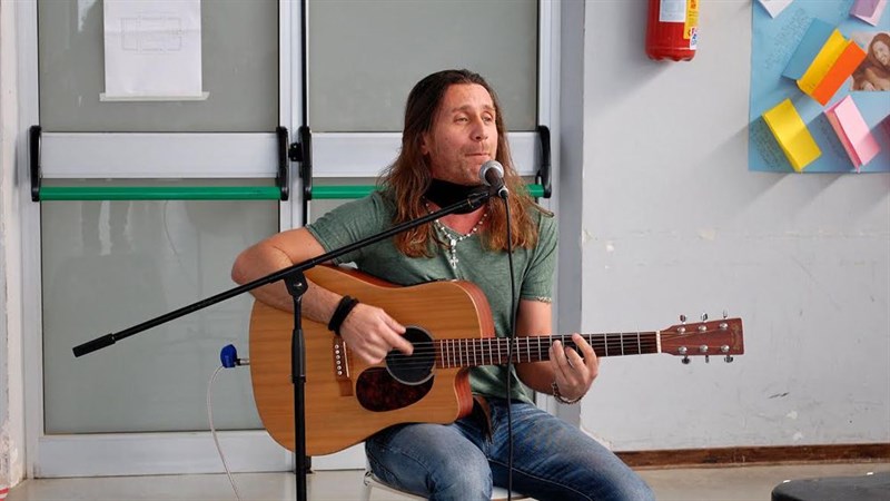 Il cantante Povia tornerà ad esibirsi a Manduria