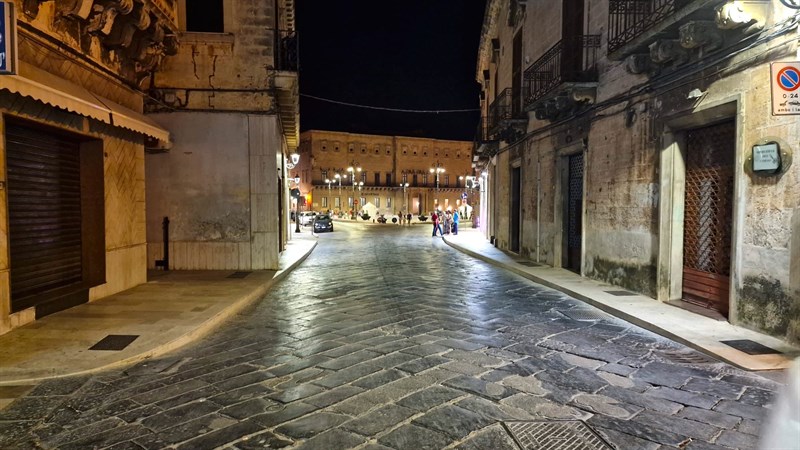 Piazza Garibaldi, Manduria, ore 23 di una domenica di fine luglio (e la pandemia è finita)