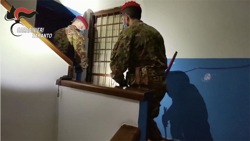 Carabinieri nel "fortino della droga", 16 arresti a Taranto - IL VIDEO