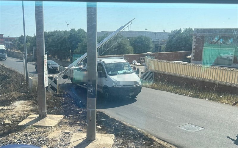 Il furgone che blocca il passaggio a livello Il furgone che blocca il passaggio a livello