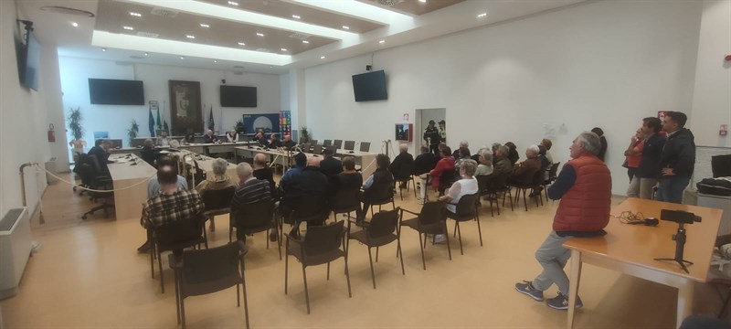 La riunione della commissione sulle robinie