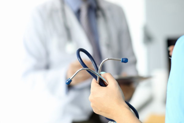 Approcci sessuali sul posto di lavoro, condannato medico a Sava 