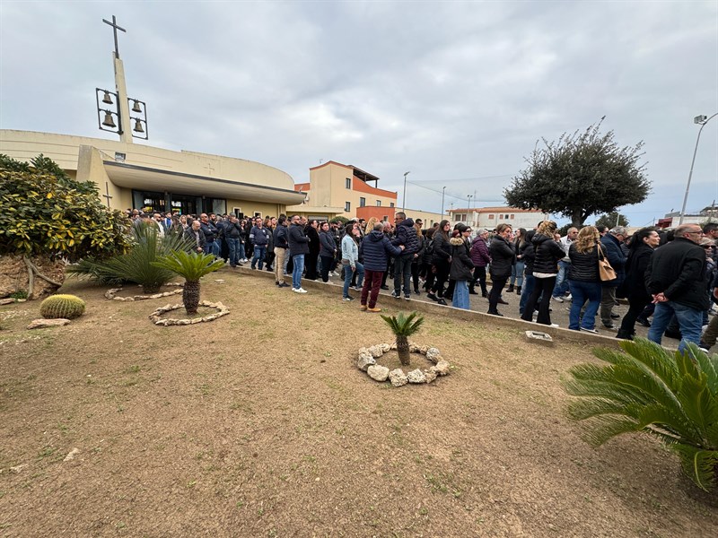 La lunga fila ai funerali di Luigi Chetta