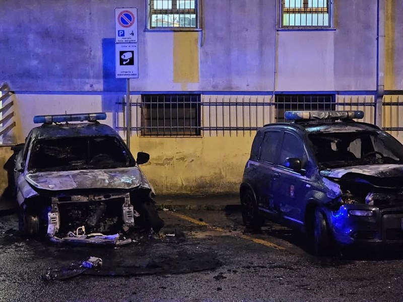 Attentato incendiario alle auto della polizia municipale di Oria