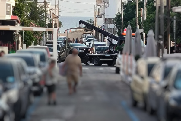 Artisti di strada in festa, ma per i villeggianti è una beffa: auto rimosse e multe salate