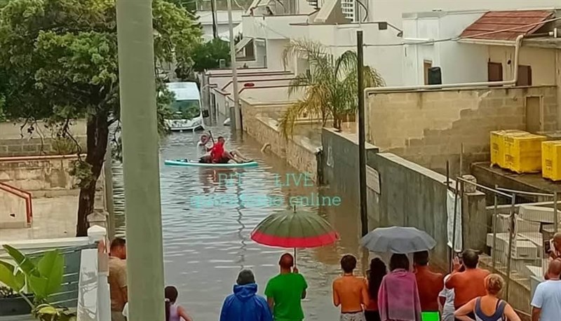 Strada allagata, corriere tratto in salvo a remi