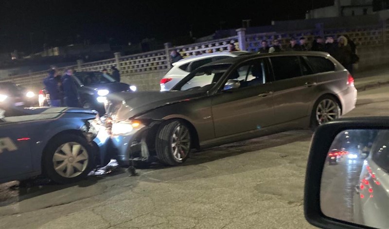 Lo scontro tra banditi e auto della polizia Lo scontro tra banditi e auto della polizia