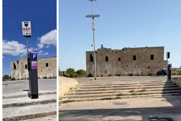 Il parcometro spostato a destar della scalinata Il parcometro spostato a destar della scalinata