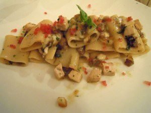 Paccheri con pesce spada, melanzane, pomodorini e scamorza affumicata