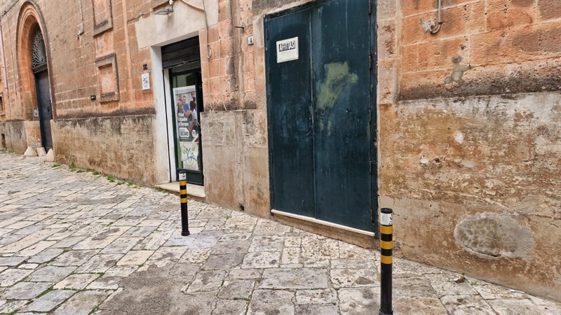 I dissuasori davanti alla sede di Città Più I dissuasori davanti alla sede di Città Più