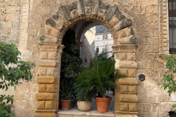 L’arco bloccato di Vico Stretto L’arco bloccato di Vico Stretto