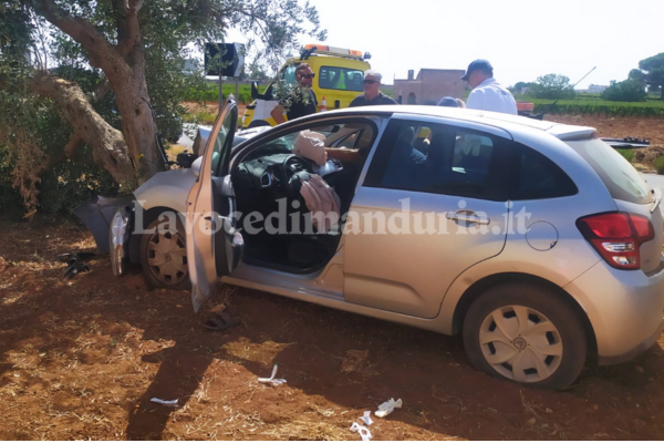 Con l'auto contro un grosso albero d'ulivo, la conducente in codice rosso a Taranto 