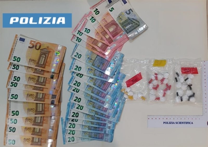 La droga e le banconote sequestrate La droga e le banconote sequestrate