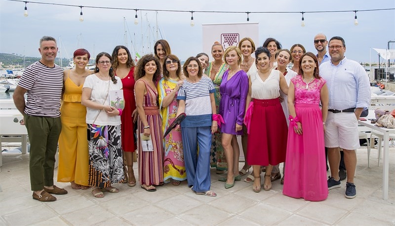 Donne del vino in posa