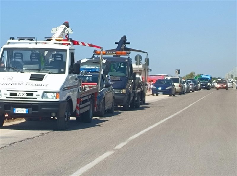 Carro attrezzi in azione sulla litoranea manduriana Carro attrezzi in azione sulla litoranea manduriana