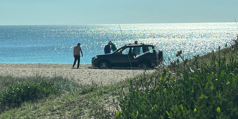 L'auto sulla spiaggia L'auto sulla spiaggia