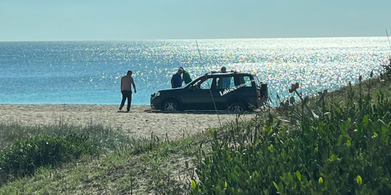 L'auto sulla spiaggia