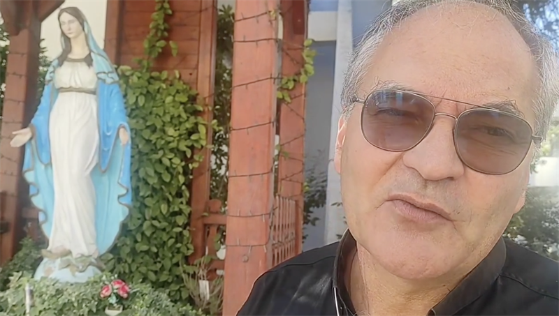 Don Bianco con la statua che piange Don Bianco con la statua che piange