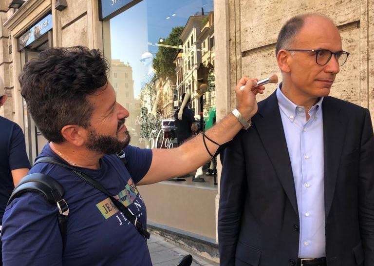 Enrico Letta con il truccatore Dimagli