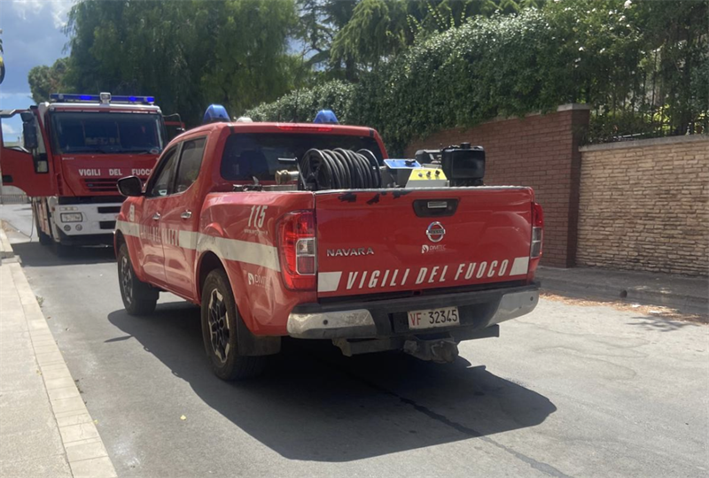 Manduria, fuga di gas in via Cristoforo Colombo: strada chiusa e vigili del fuoco al lavoro