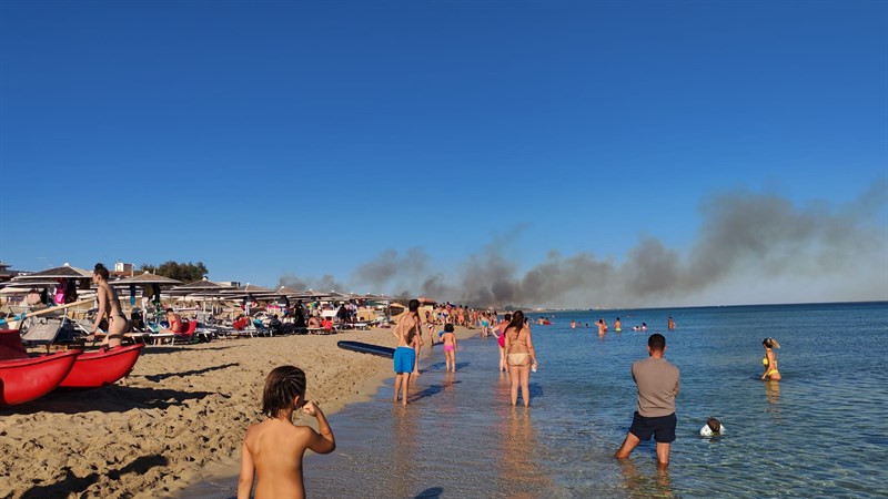 Incendio intorno al fiume Chidro marina di Manduria
