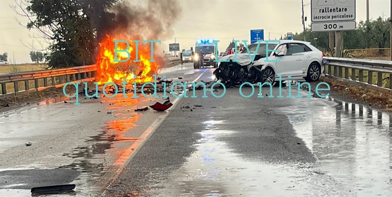 Frontale nel ginosino, la macchina prende fuoco: un morto e un ferito